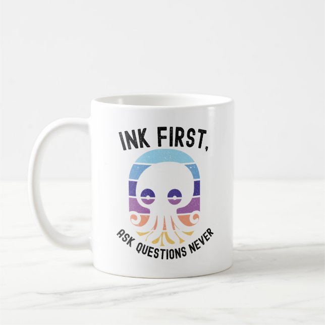 Ink First Ask Questions Never Funny Octopus Retro Kaffeetasse (Links)