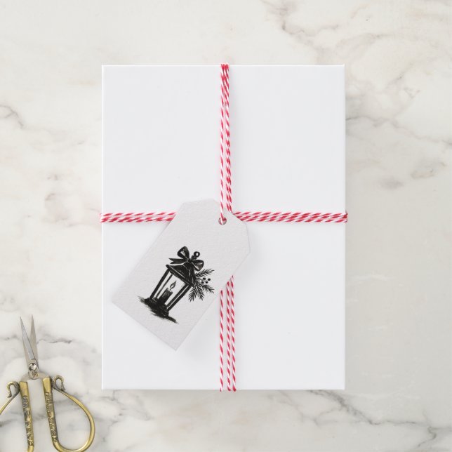 Ink Lantern with Candle and Pine – Holiday Art on  Geschenkanhänger (Mit Garn)