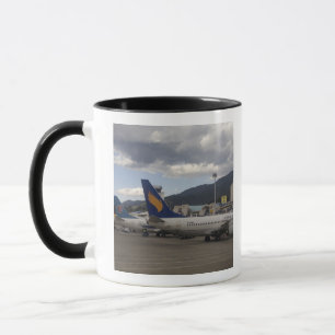 Inländische chinesische Düsenflugzeuge aufgereiht  Tasse