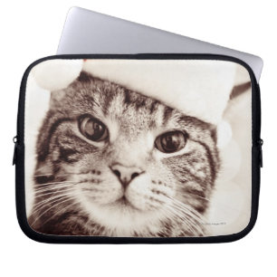 Inländische Tabbykatze, die roten Weihnachtshut Laptopschutzhülle