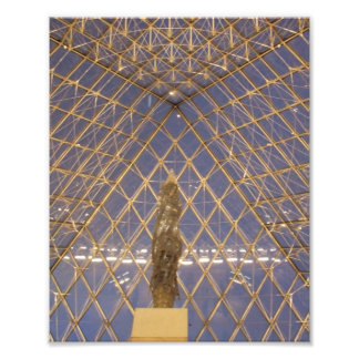 Innen der Pyramide im Louvre in Paris, Frankreich Fotodruck