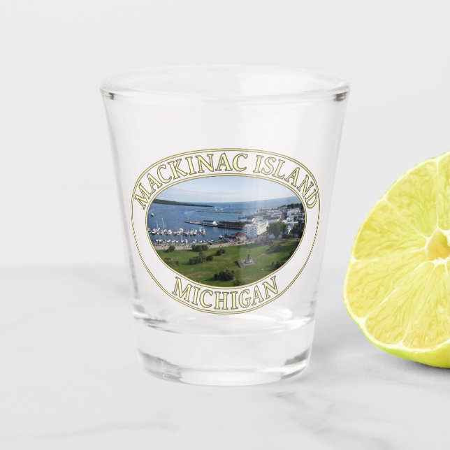 Innenstadt und Hafen auf Mackinac Island, Michigan Schnapsglas (Vorderseite)