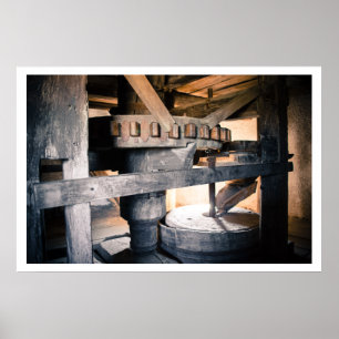 Inneres einer Windmühle, Mühlstein, Tés, Ungarn Poster