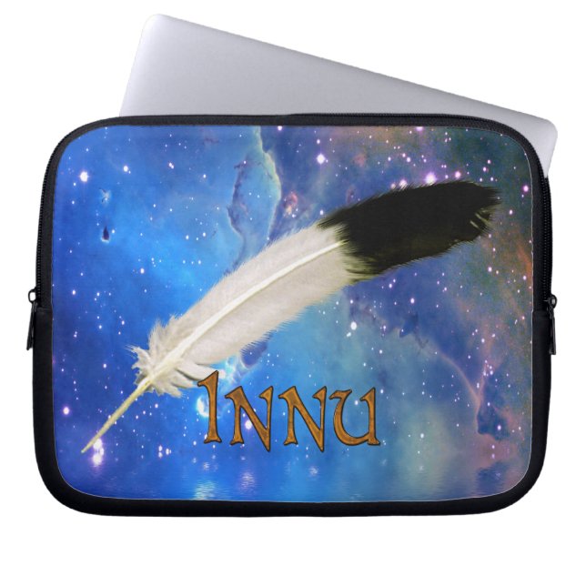 INNU Nation & Feather Space Laptop Sleeve (Vorderseite)