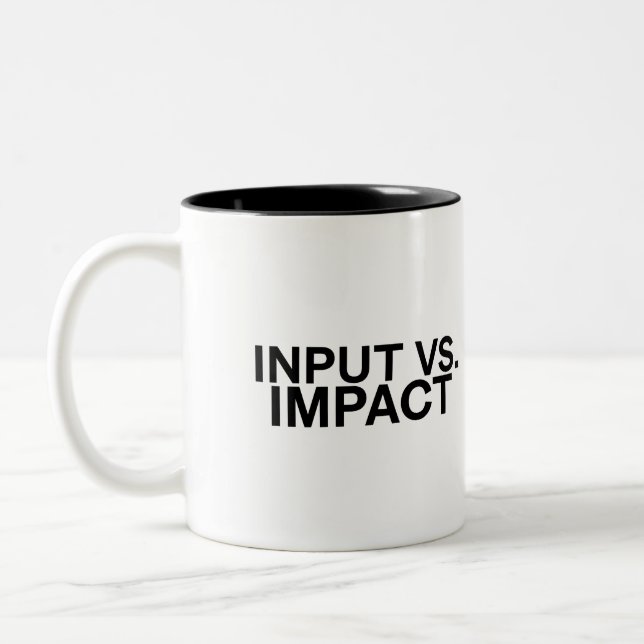 Input vs. Impact Large Minimalist Zweifarbige Tasse (Links)
