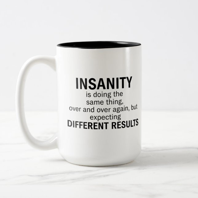 Insanity Is Doing the Same Thing Zweifarbige Tasse (Links)