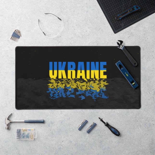 Inschrift Ukraine in blau-gelb Farbe. Ukraine Schreibtischunterlage (Arbeitsplatz)
