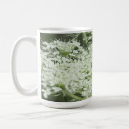 Insekt auf Elderflower Kaffeetasse