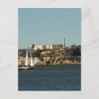 Insel Alcatraz und einsames Segelboot