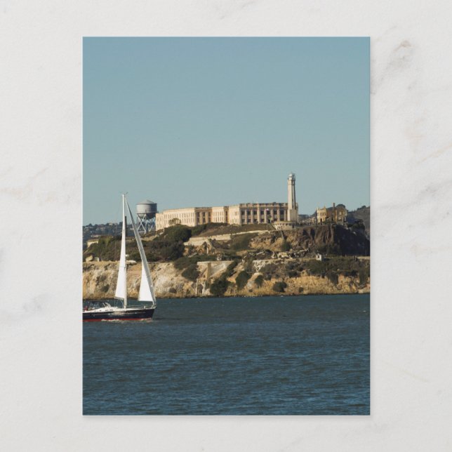 Insel Alcatraz und einsames Segelboot Postkarte (Vorderseite)