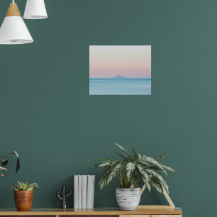 Insel-Silhouette am Horizont bei Sonnenuntergang Poster