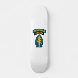 Insignien der Spezialkräfte Im Flugzeug Skateboard