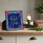 Inspiration Das Beste ist noch nicht alles Fotoplatte<br><div class="desc">Inspiration Easel Plaque - hübsche, skurrile und stilvolle Kunstwerke mit einem blauen Hintergrund mit rosa Blume, die zum inspirier und Aufheben geschaffen wurden. Die farbenfrohe, hübsche Blumengestaltung verleiht Ihrem Tag ein angenehmes Ambiente. Diese spaßigen Easel-Plakate machen große inspirierende Keepsakes für Familie, Freunde, Kollegen, Lehrer, etc.. Modernere, blumige und motivierend Plaques...</div>