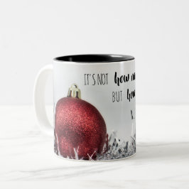 Inspiration mit Weihnachtsball mit rotem Glitzer Zweifarbige Tasse