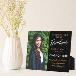 Inspiration Zitat Abschluss Foto Chic Graduate Fotoplatte<br><div class="desc">Eine elegante, maßgeschneiderte Abschluss-Plakette in schicken Schwarz und Gold für eine High School, Uni oder Uni aus der Klasse von 2025. Passen Sie mit Ihrem Senior Foto, Schulname und schließ-Klasse unter der eleganten Kalligraphie für ein großes personalisiertes Graduiertengeschenk an. Einfach und elegant mit einem inspirierenden Zitat von William Shakespeare. Es...</div>