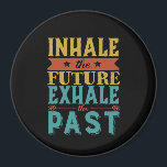 Inspiration Zitat zur Zukunft der Ausstellung Verg Magnet<br><div class="desc">Inspirationsmotivation zitieren, um Sie inspiriert behalten und andere um Sie herum zu motivieren. Schönes Sprichwort über den lass gehen von den früheren Misserfolgen und schlechten Erfahrungen, um die Zukunft und alle Möglichkeiten zu umarmen. Atmen. Atme die Zukunft ein. Ausatmen Sie die Vergangenheit. Die Hintergrundfarbe kann auf die gewünschte Farbe angepasst...</div>