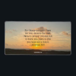 Inspirational Bible Verse Jeremiah 29:11 Sonnenauf Schreibtischunterlage<br><div class="desc">Denn ich kenne die Pläne, die ich für dich habe, erklärt der Herr. Pläne, Ihnen zu gedeihen und nicht Ihnen zu schaden, Pläne, Ihnen Hoffnung und eine Zukunft zu geben. Jeremiah 29:11 Bibelverse auf einem schönen Foto von einem Sonnenaufgang des Ozeans. Diese inspirierende Zitat-Schreibtischmatte enthält Ihren eigenen Text unter einem...</div>