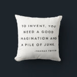 Inspirationsangebot für Minimalistischen Stil Kissen<br><div class="desc">Dieses stilvolle Kissen zeigt das inspirierende Edison-Zitat - To Invent, You Need a Good Imagination and A Pile of Junk - in modernem, minimalistischem Stil in Schwarz-Weiß. Großartiges Geschenk für Erfinder, Ingenieure, kreative Denker und mehr.</div>