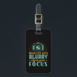 Inspirationsfotografie, wenn das Leben verschwomme Gepäckanhänger<br><div class="desc">Wenn das Leben verschwommen wird, passen Sie Ihren Fokus an. Inspiration und motivierend Angebot für Fotografen. Cooles Sprichwort und Slogan Typografie-Ware für diejenigen, die Liebe, Fotos, Mitglied des Fotoclubs. Vintages und bedrücktes Design für Amateure oder berufliche Fotografen, die überall Kameras und Objektive tragen. Große Weihnachtsgeschenke und Geburtstagsgeschenk für Bruder, Schwester,...</div>