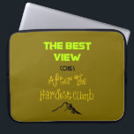 Inspirationsmotivierende Wander-Quote-Typografie Laptopschutzhülle<br><div class="desc">Inspirationssatz mit interessanter Typografie und einer kleinen Bergbild am unteren Ende. Zitat lautet: Die beste Sicht kommt nach dem härtesten Aufstieg. Spirituelle,  mystische weise Worte,  um Suchenden,  Philosophen,  tiefen Denkern und jenen,  die Herausforderungen überwinden,  Motivation und Ermutigung zu geben. Auch für Wanderer und Bergsteiger geeignet.</div>