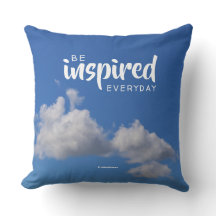 Inspirationssatz Fluffy Wolken in einem blauen Him