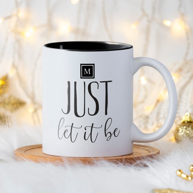 Inspirationssatz-Typografie Gelassen, wenn Zweifarbige Tasse (Just let it be motivational quote monogram mug. Simple typography design for a fun gift idea.)