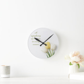 Inspirierende weiße und gelbe Tulpe Runde Wanduhr