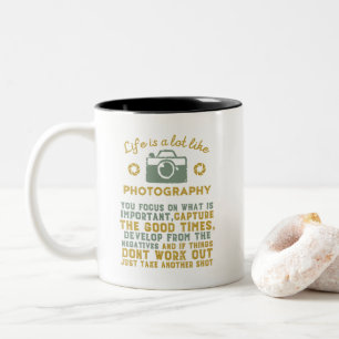 Inspirierender Fotograf Entwickelt Aus Dem Negativ Zweifarbige Tasse