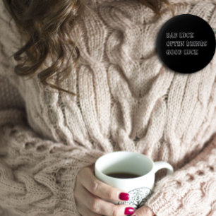 Inspirierendes Wort Glück bringt weiß schwarz Button