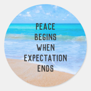 inspirierendes Zitat mit tropischer Strandlandscha Runder Aufkleber