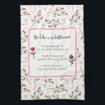 inspirierendes Zitat mit Wildblume Muster Geschirrtuch<br><div class="desc">Ein Küchentuch mit einem inspirierenden Zitat, das lautet: Sei wie eine Wildblume. Starke genug, um aufzustehen, wenn es mit dem Straßenlärm verbunden war. genug, um die schlimmsten Stürme zu überstehen. Kann an den am meisten zerstörten Orten geblüht werden. Mit einer rosa und grünen Wildblume als Hintergrund. Das Zitat wird in...</div>