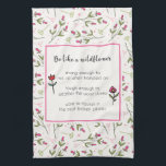 inspirierendes Zitat mit Wildblume Muster Geschirrtuch<br><div class="desc">Ein Küchentuch mit einem inspirierenden Zitat, das lautet: Sei wie eine Wildblume. Starke genug, um aufzustehen, wenn es mit dem Straßenlärm verbunden war. genug, um die schlimmsten Stürme zu überstehen. Kann an den am meisten zerstörten Orten geblüht werden. Mit einer rosa und grünen Wildblume als Hintergrund. Das Zitat wird in...</div>