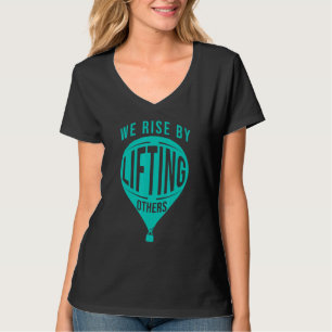 inspirierendes Zitat - Wir erheben uns, indem wir T-Shirt
