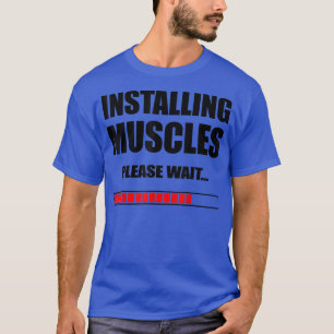 Installieren von Muskeln Bitte warten Sie Gym Slog T-Shirt
