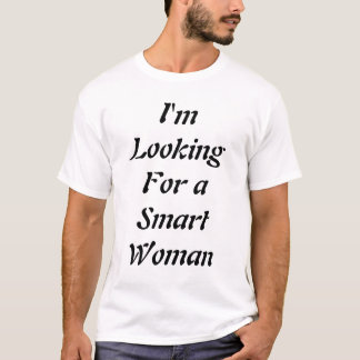 intelligente Frau in einem wirklichen kurzen Rock T-Shirt