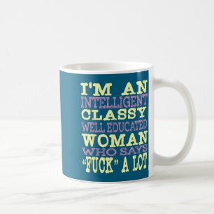 Intelligente, gebildete Frau, die dafür plädiert, Kaffeetasse