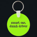 intelligentes Auto, dummer Fahrer Schlüsselanhänger<br><div class="desc">grau auf grünem Schlüsselanhänger</div>