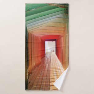 Interieur aus grün und rot gestrichenem Holz Badehandtuch
