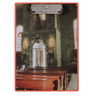 Interieur der geschmückten Steinmauer-Kirche Klemmbrett