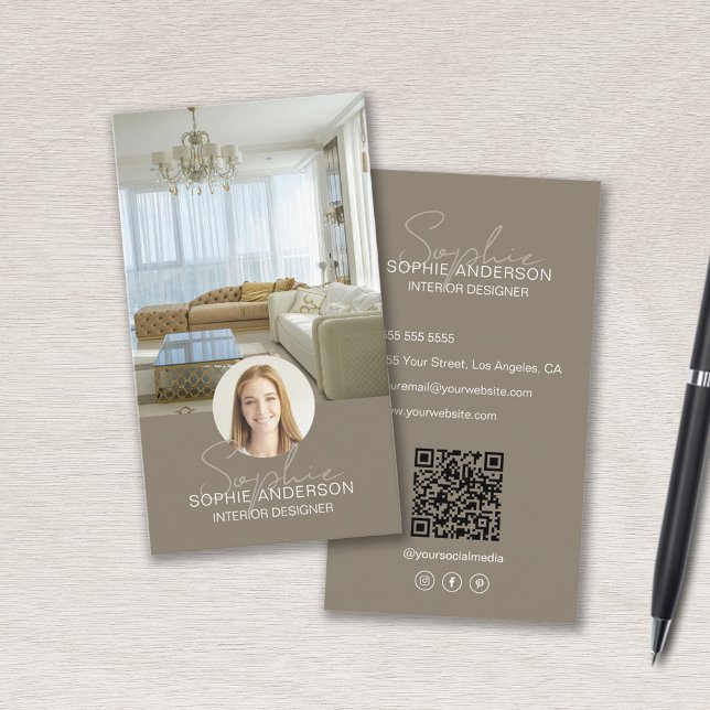 Interior Designer Foto QR Script Name Taupe Visitenkarte (Interior Designer Photo QR Script Name Taupe Business Card)
