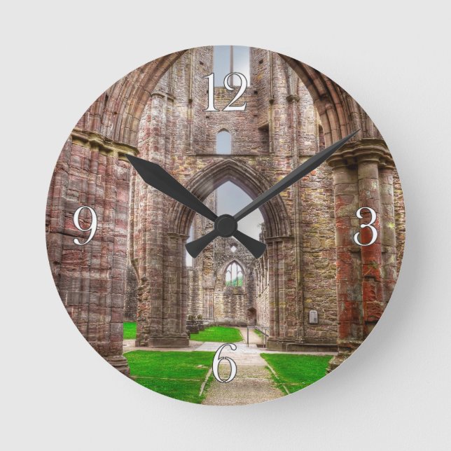 Interior View Old Tintern Abbey Wales, Vereinigtes Runde Wanduhr (Vorderseite)