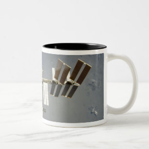 Internationale Weltraumstation backdropped Zweifarbige Tasse