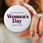 Internationaler Frauentag | März 8. Schaltfläche Button<br><div class="desc">März 8 ist der Knopf Internationaler Frauentag. Lila und schwarz gefärbte Vintage Textschaltfläche zum Feiern der Gleichberechtigung von Frauen.</div>