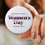 Internationaler Frauentag | März 8. Schaltfläche Button<br><div class="desc">März 8 ist der Knopf Internationaler Frauentag. Die Vintage Texttaste in Schwarz und Rosa feiert die Gleichheit der Frauen.</div>