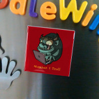 Internet-Troll auf dem Notebook, der den Web-Carto