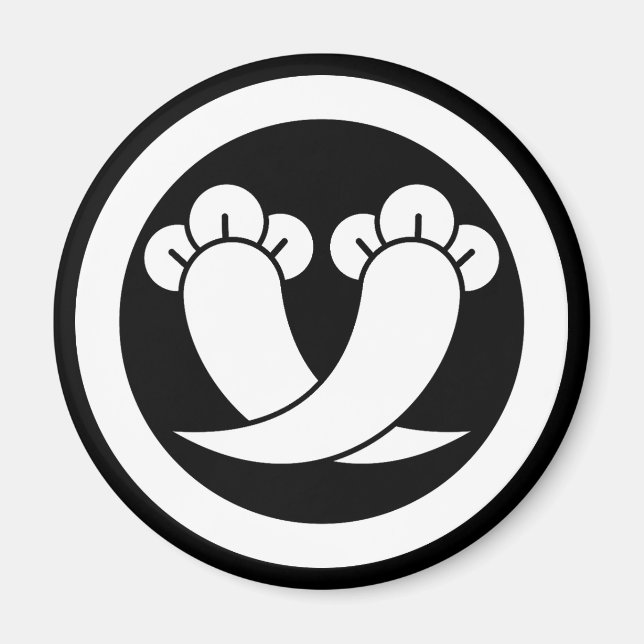 Intersecting cloves in circle magnet (Vorne)