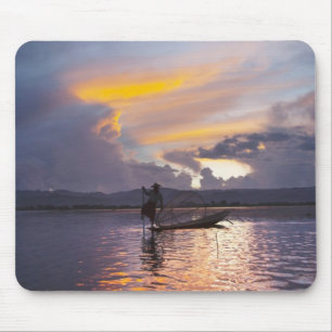 Intha-Fischer Bein-Ruderboot fischt mit Netz Mousepad