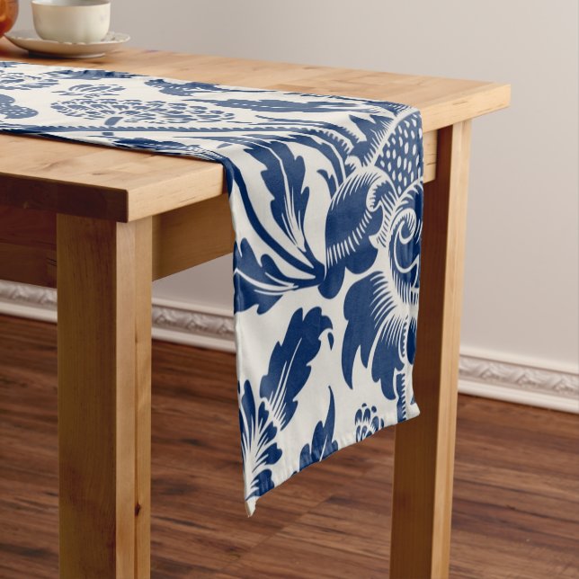 Intricate blue floral pattern on light background kurzer tischläufer (Beispiel)