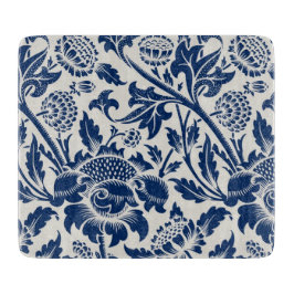 Intricate blue floral pattern on light background schneidebrett