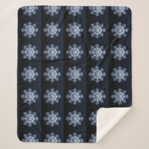 Intricses Snowflake Design auf dunkelblauem Hinter Sherpadecke